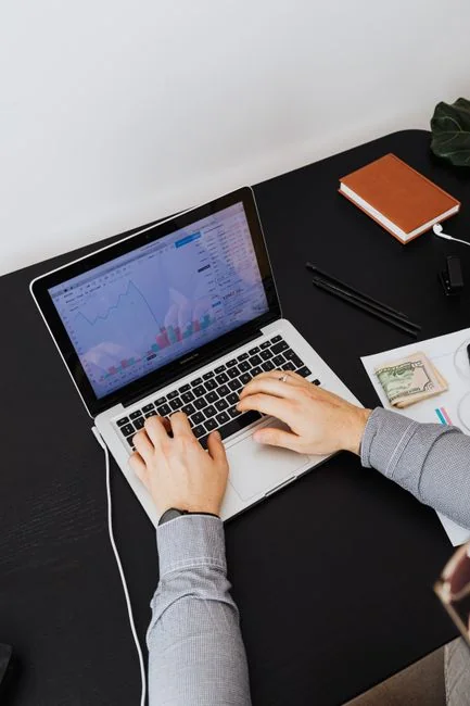 Un ordinateur portable Lenovo affichant l’écran de connexion Facebook à côté d’une plante de lavande à l’intérieur.